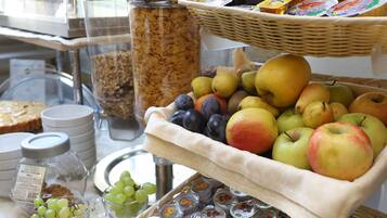 Esposizione di frutta, yogurt e granola in un negozio.