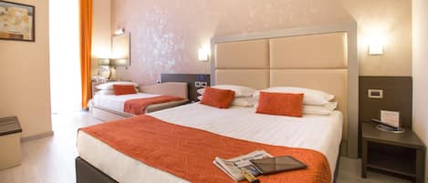 Habitación de hotel con una cama grande, dos mesitas de noche, una lámpara y un cuadro en la pared.