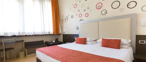 Duntäcken, minibar, värdeförvaringsskåp på rummet och skrivbord