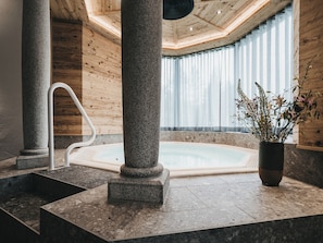 Sauna, hot tub, steam room, 2 treatment rooms, massages