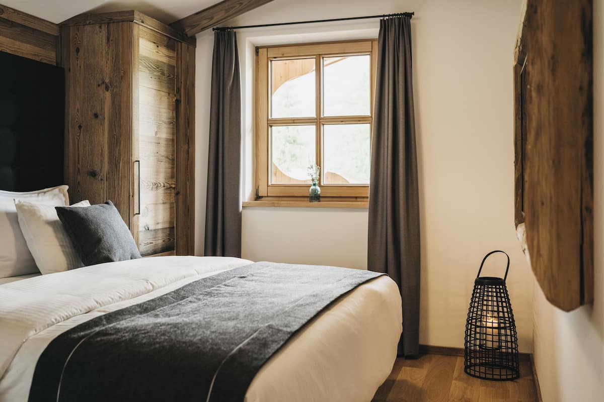 Standard Room | 2 bedrooms, in-room safe, free WiFi, bed sheets