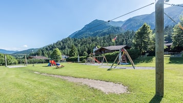 Lasten leikkialue ulkona