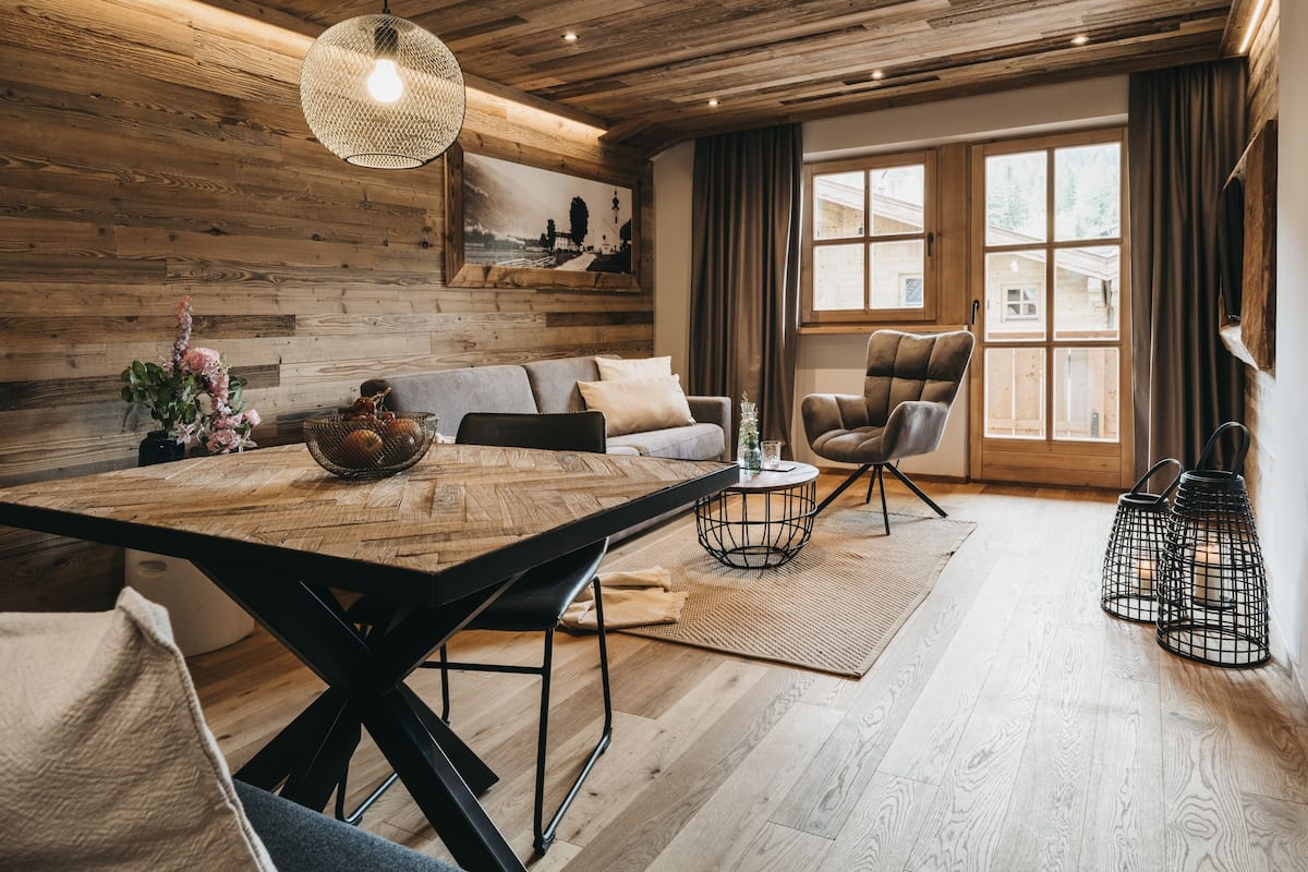 Two Room Apartment Superior | Área de estar | TV