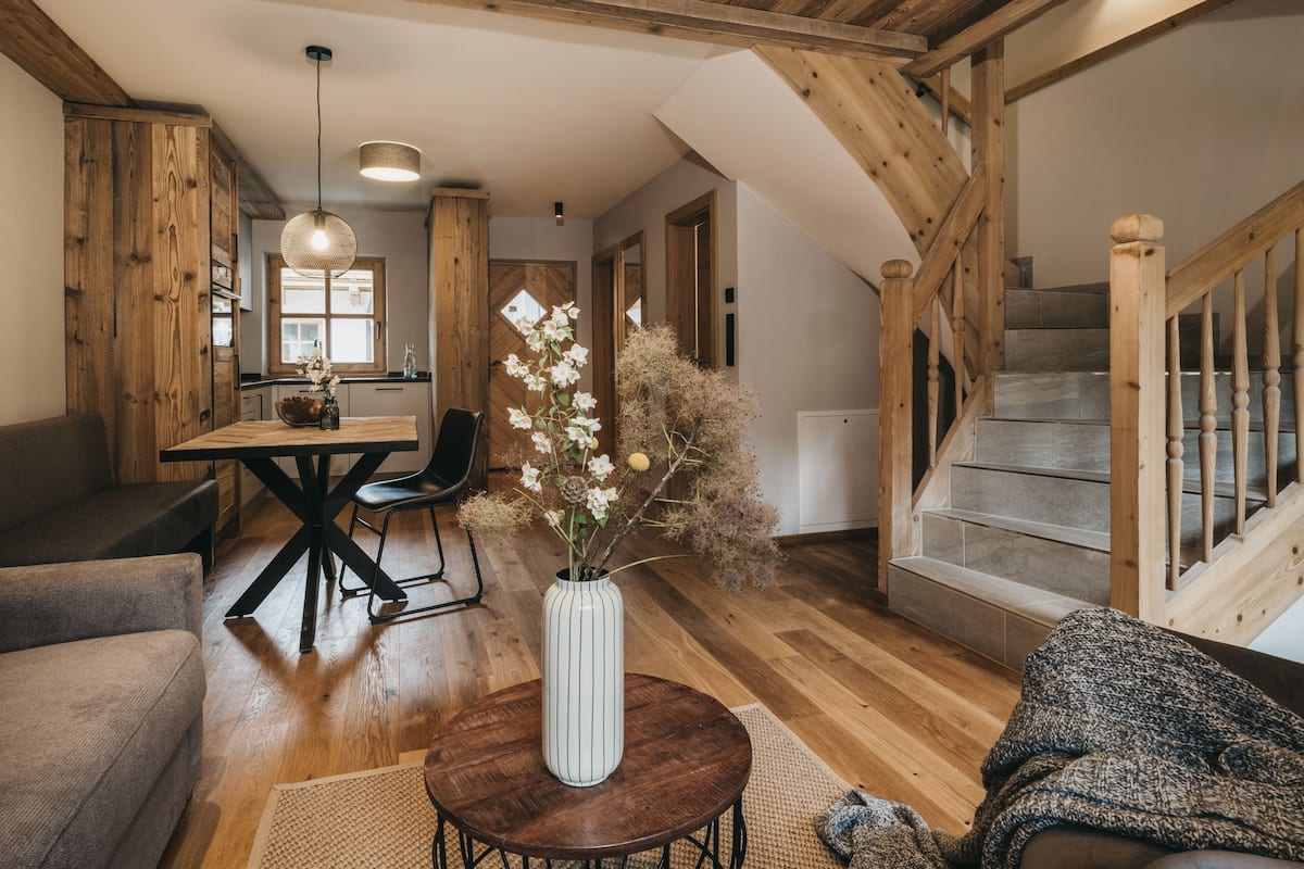 Three Room Apartment Superior | Área de estar | TV