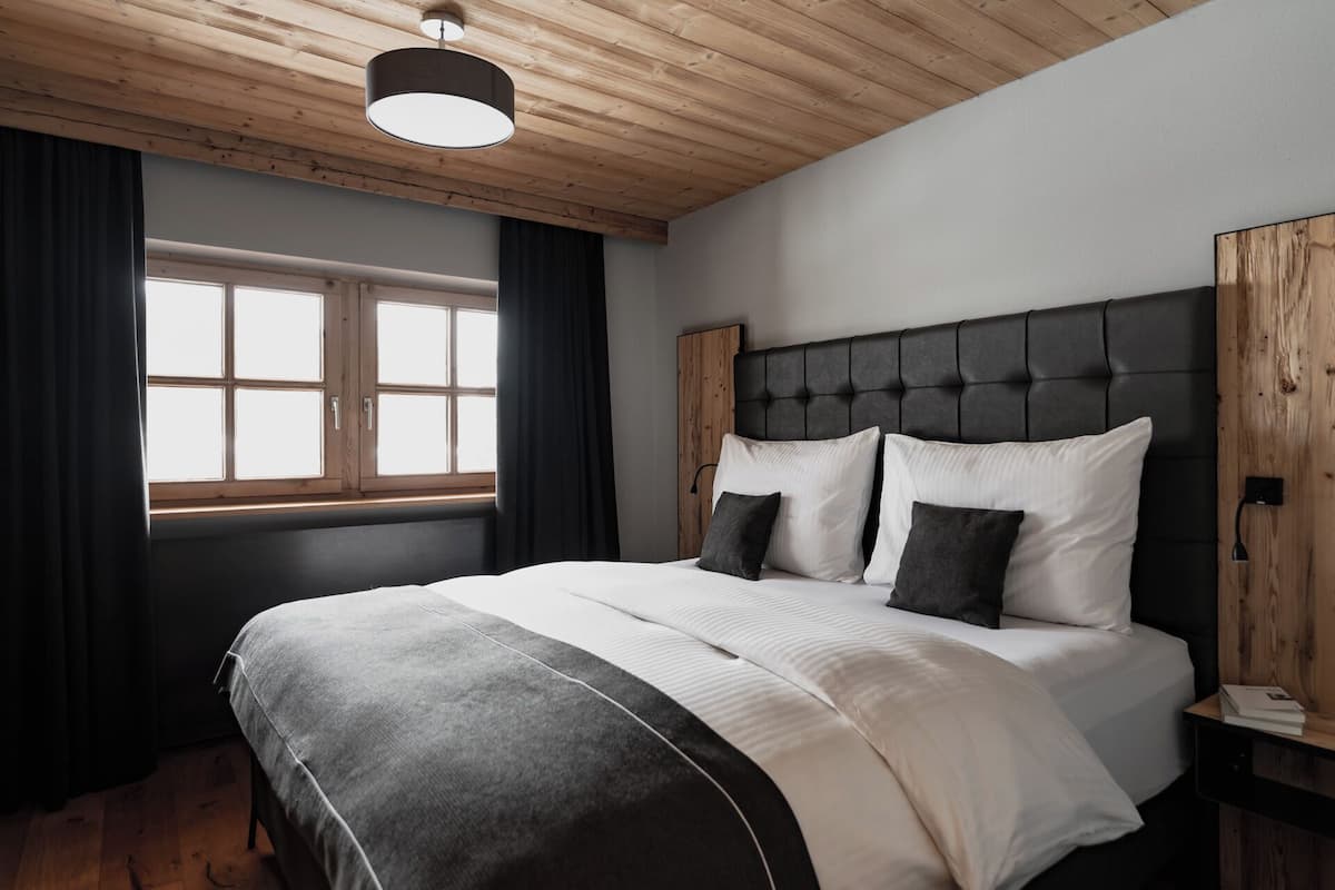 Caja de seguridad en la habitación, wifi gratis y ropa de cama