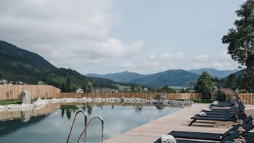 Innenpool, AuĂenpool (je nach Saison geöffnet), LiegestĂŒhle
