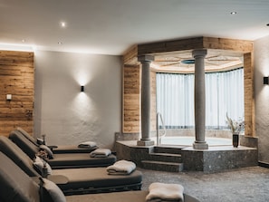 Sauna, bañera de hidromasaje, baño turco, 2 salas de tratamientos