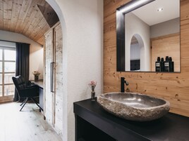 Standard Room | Baño | Artículos de higiene personal gratuitos, secador de pelo y albornoces