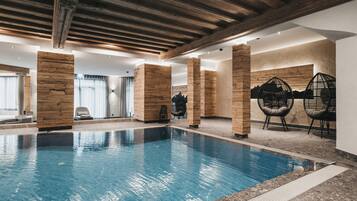 Piscina interna, piscina externa sazonal, espreguiçadeiras