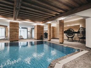 Innendørsbasseng,utendørsbasseng, bassengparasoller og solsenger