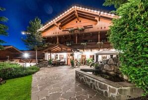 Fachada de la propiedad por la tarde o noche