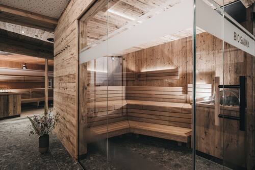 Sauna, hot tub, steam room, 2 treatment rooms, massages