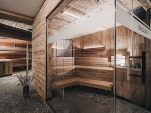 Sauna, bañera de hidromasaje, baño turco, 2 salas de tratamientos