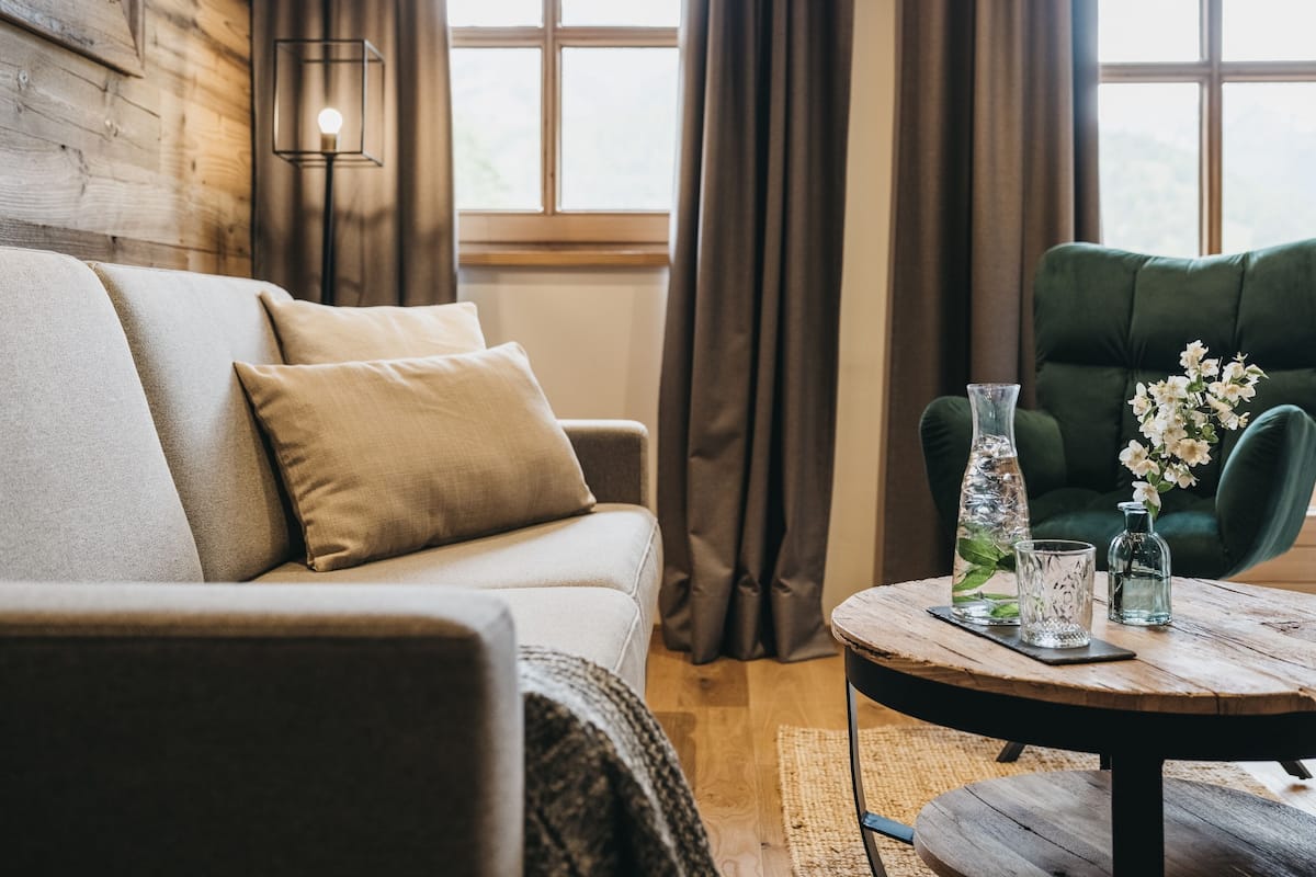 Two-Bedroom Suite | Área de estar | TV