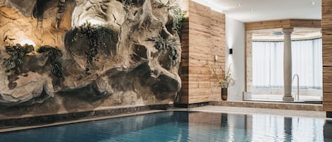 Kolam renang indoor dan kolam renang outdoor musiman