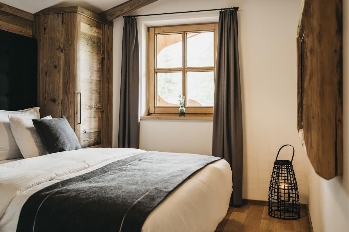 Cofres nos quartos, Wi-Fi de cortesia, roupa de cama