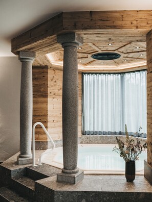 Een sauna, een bubbelbad, een stoombad, 2 behandelingskamers