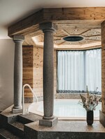 Sauna, bañera de hidromasaje, baño turco, 2 salas de tratamientos 