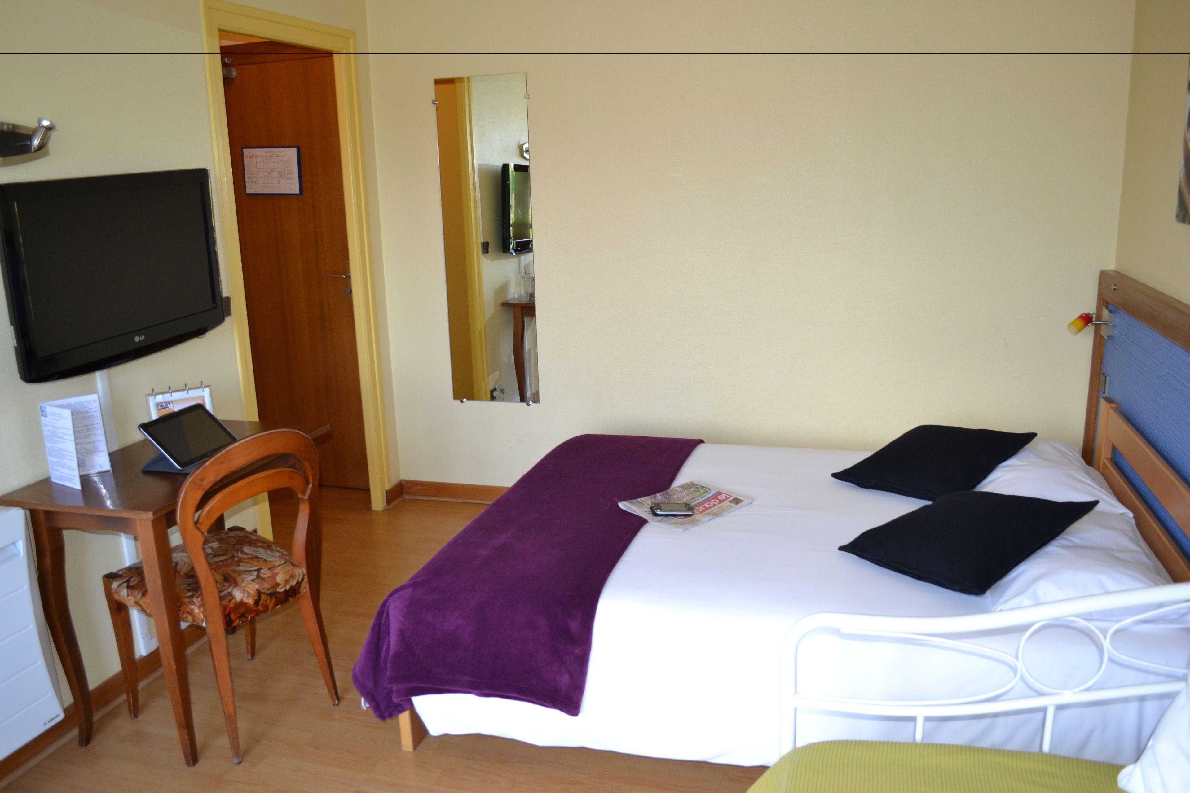 comfort double room | desk, iron/ironing board, free cots/infant beds, free wifi