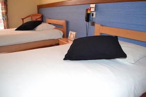 Comfort Twin Room | Desk, iron/ironing board, free cots/infant beds, free WiFi