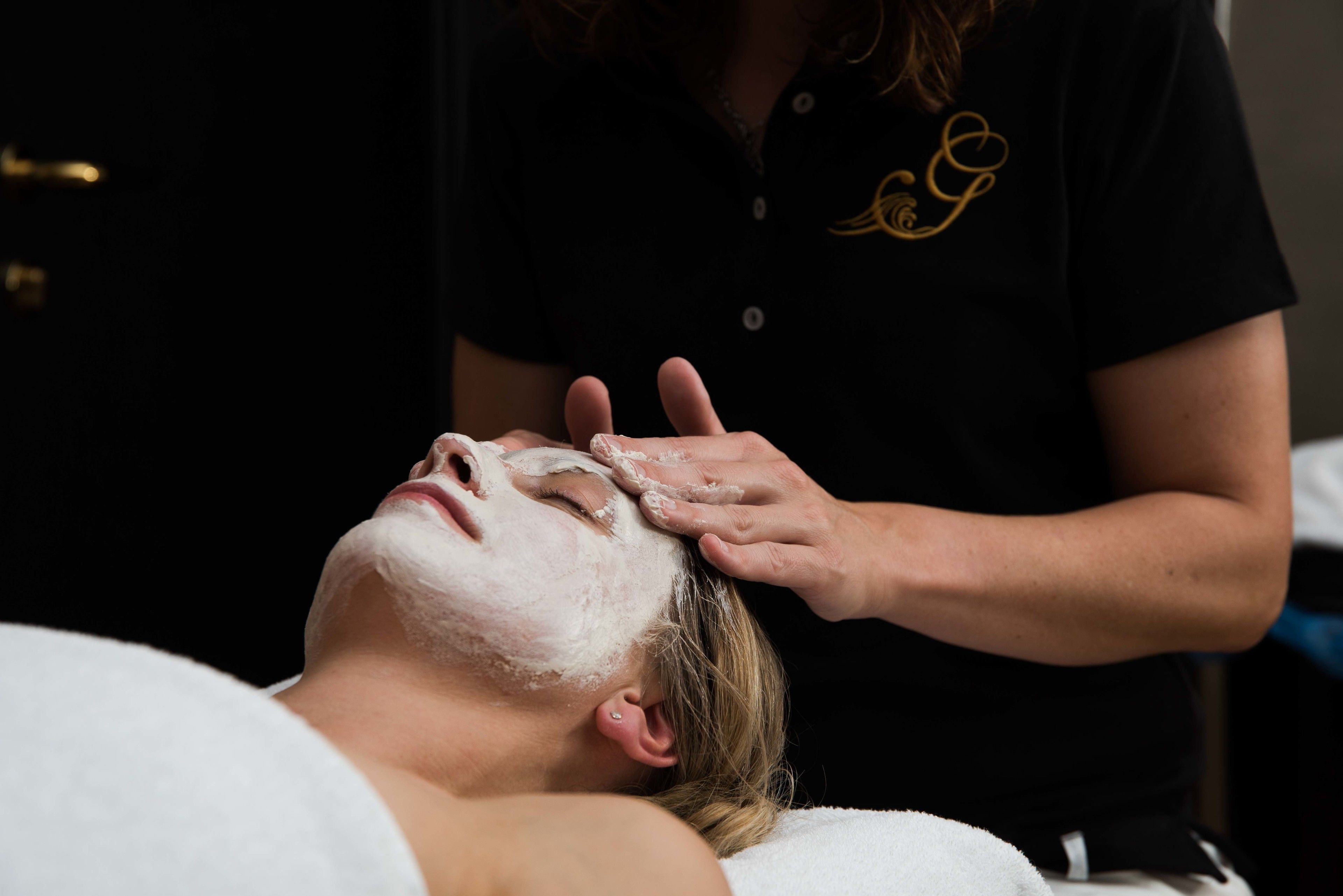 Una persona recibiendo un tratamiento facial.