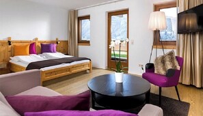 Desk, blackout drapes, soundproofing, iron/ironing board - Hotel Goldried (Matrei in Osttirol)