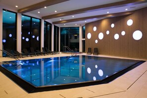 Indoor pool, outdoor pool, open 7:00 AM to 9:00 PM, pool umbrellas - Hotel Goldried (Matrei in Osttirol)