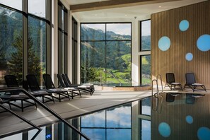 Piscine couverte, piscine extérieure, parasols de plage, chaises longues