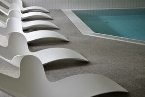 Una piscina cubierta (de 08:00 a 19:30), sombrillas, tumbonas