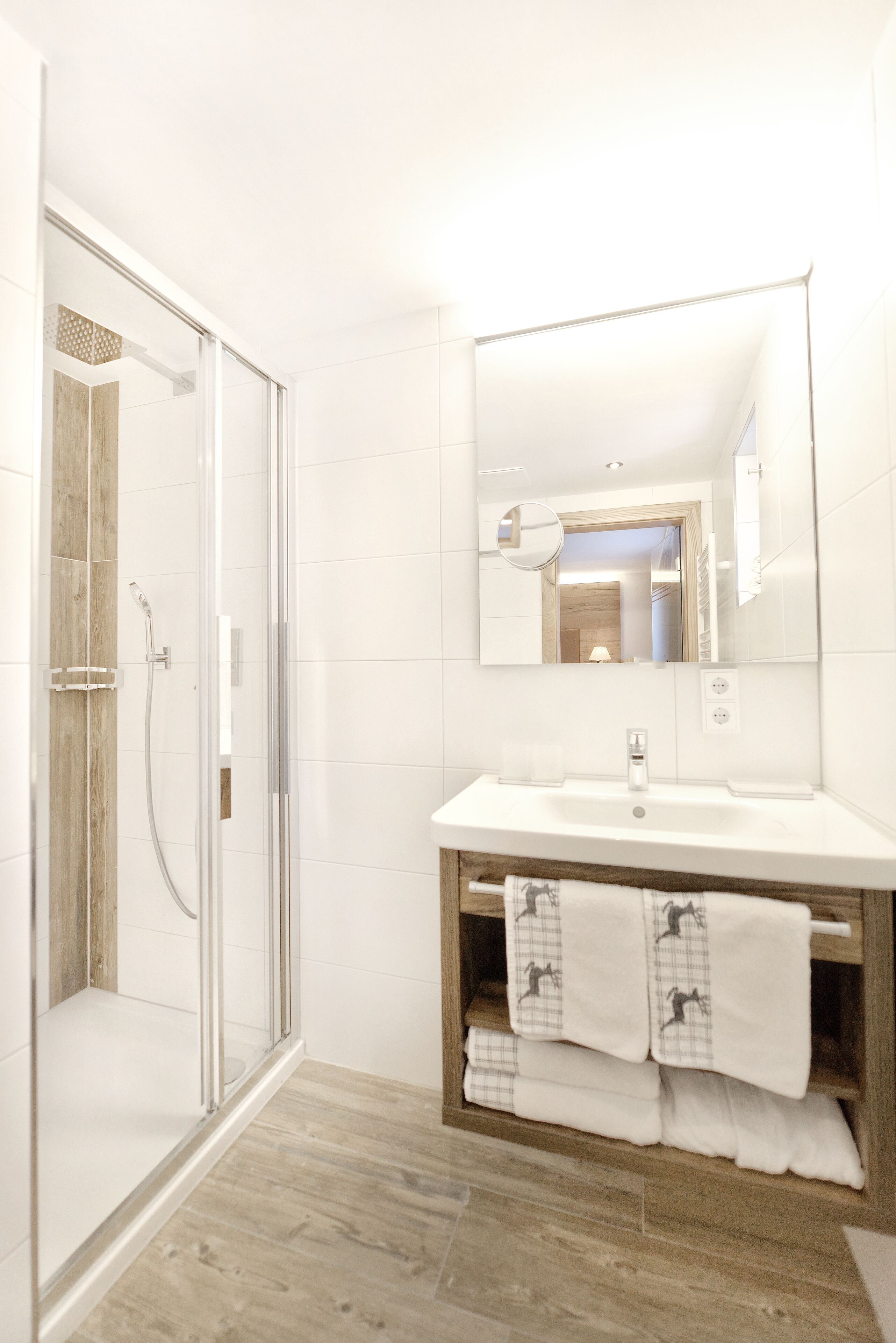 deluxe double room, balcony, mountain view (galzig) | bathroom | hair dryer, bathrobes, towels, soap