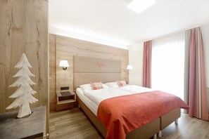 Family Room, Patio, Mountain View (Rendl)