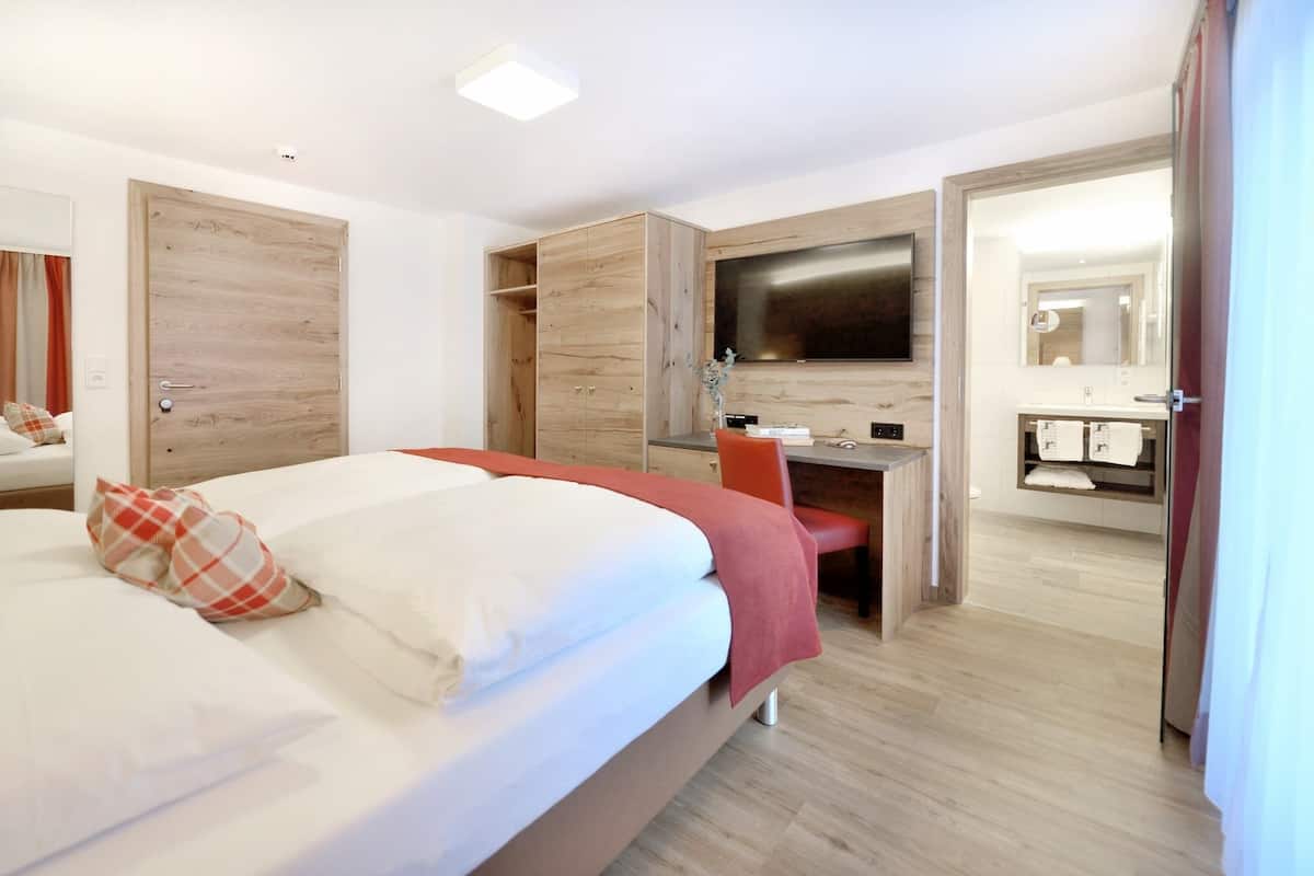 family room, patio, mountain view (rendl) | 2 bedrooms, hypo-allergenic bedding, in-room safe