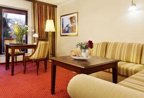 Junior Suite | Living area | Flat-screen TV - Hotel Eagles Inn (Innsbruck)