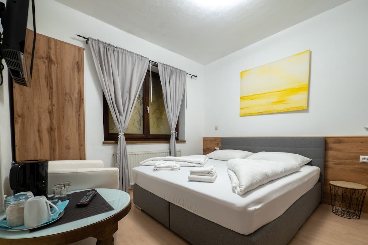 Chambre Double, salle de bains attenante (Hangseite Blick)