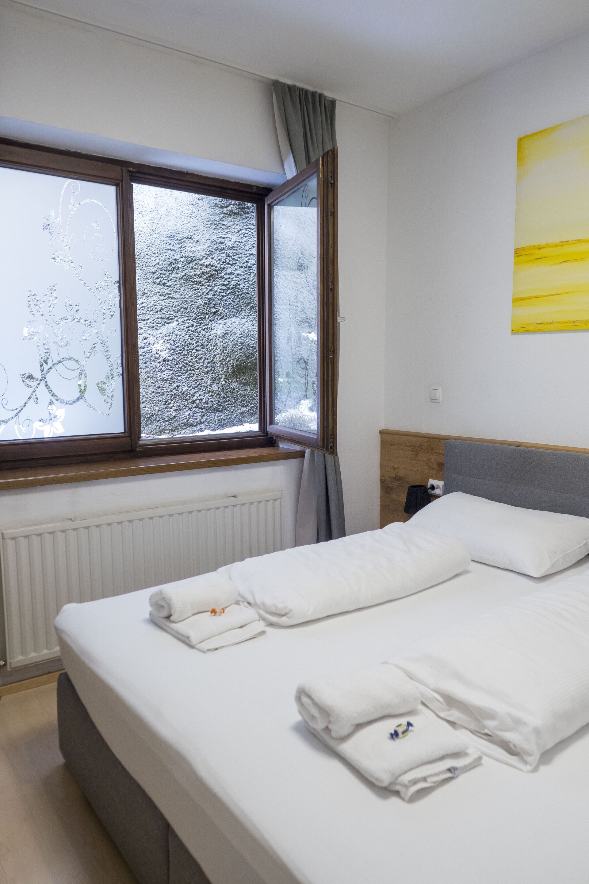 Eenvoudige tweepersoonskamer, en-suite badkamer (Hangseite Blick)