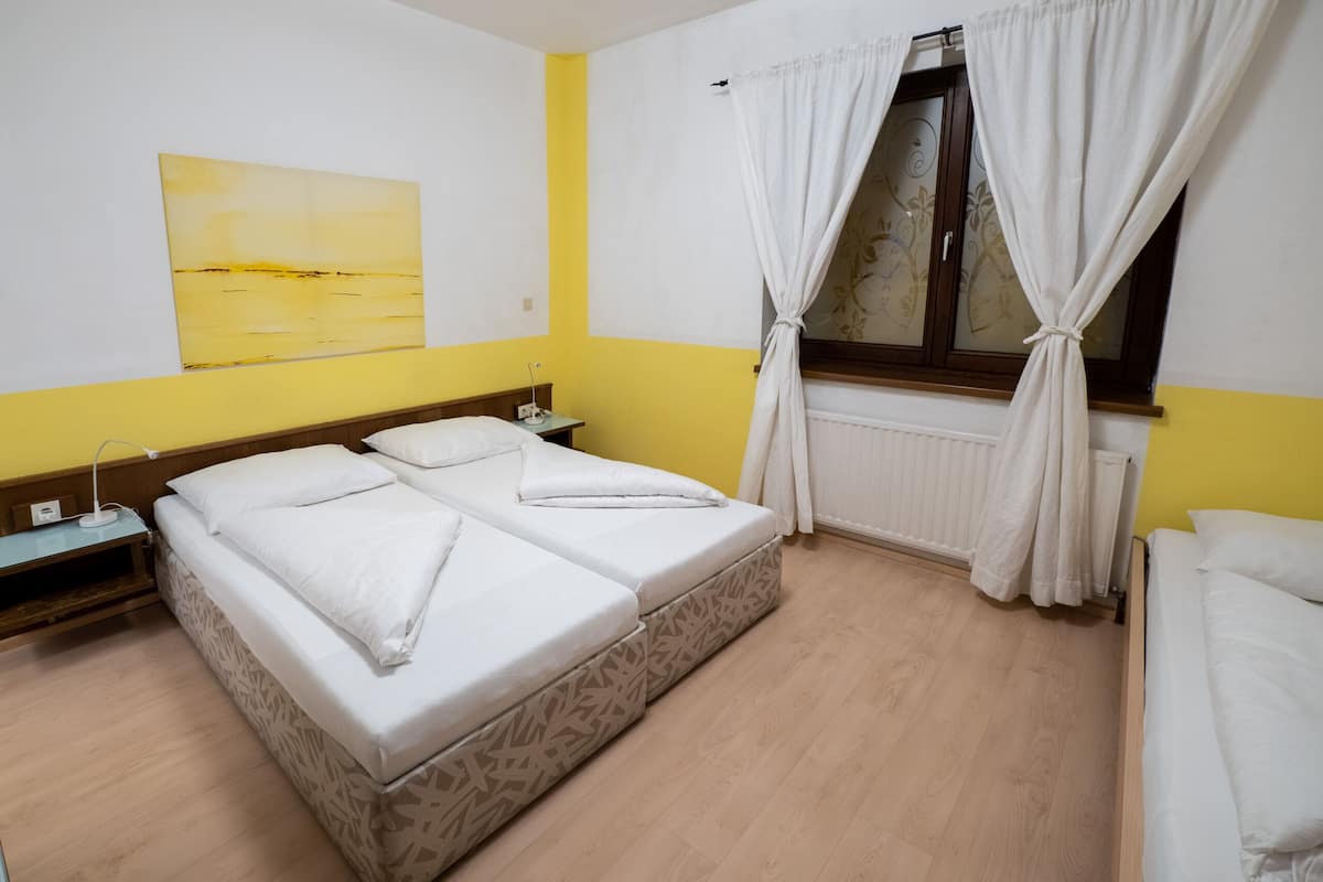 Chambre Triple, salle de bains attenante (Hangseite Blick)