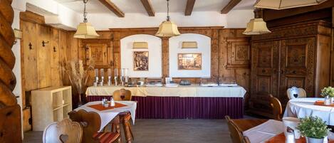 Un comedor rústico con mobiliario de madera, un bufé y decoración tradicional.