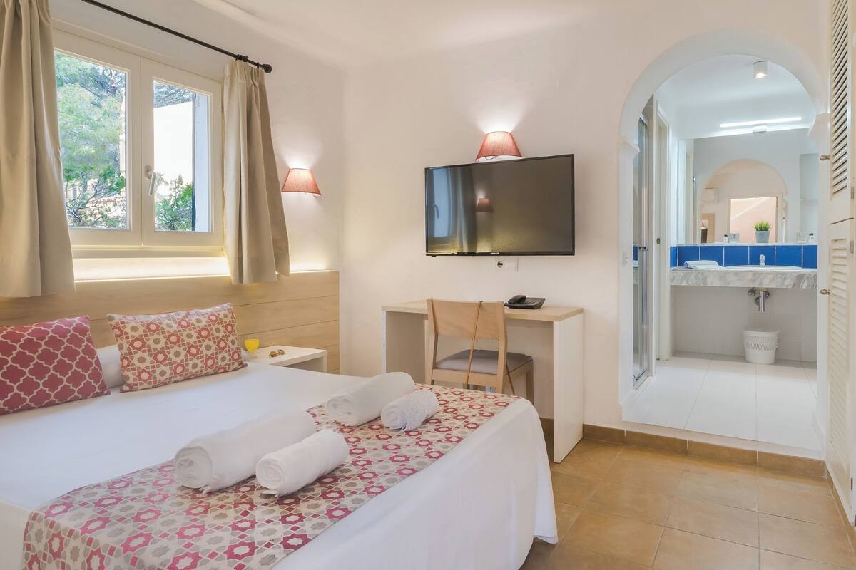 Superior Double Room | Desk, blackout drapes, bed sheets