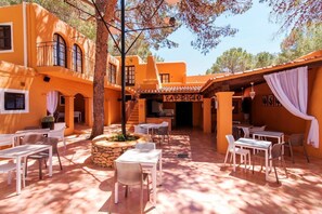 2 間餐廳，供應當地和國際料理