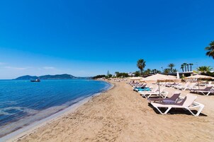 Playa privada cerca, tumbonas, sombrillas y bar en la playa