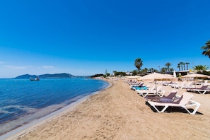 Plage privée à proximité, chaises longues, parasols, bar de plage