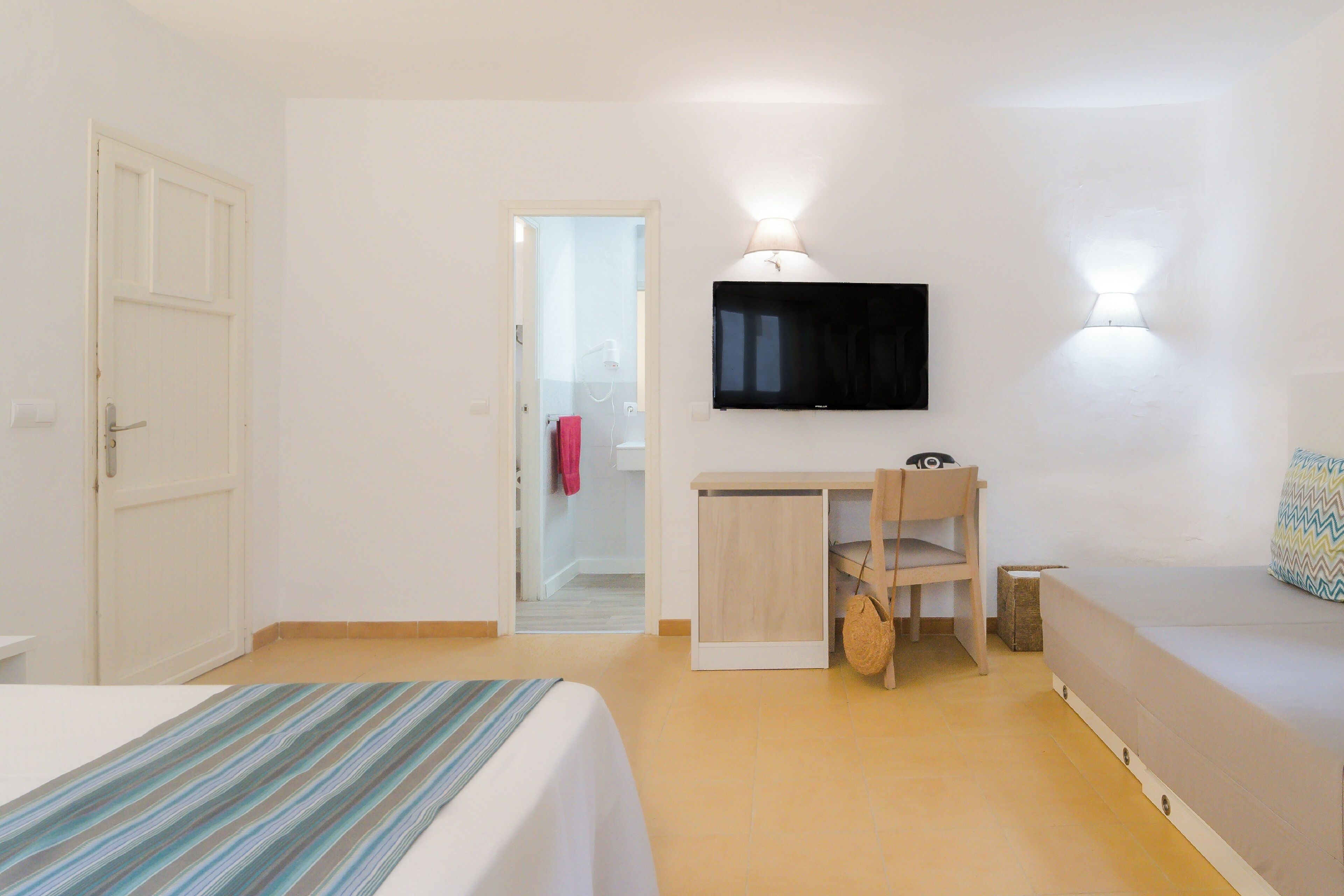 Escritorio, cortinas blackout y ropa de cama 