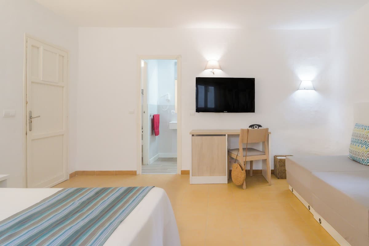 Bureau, rideaux occultants, draps fournis