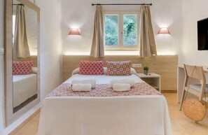 Desk, blackout drapes, bed sheets - Hotel Cala Martina (Santa Eulalia del Rio)