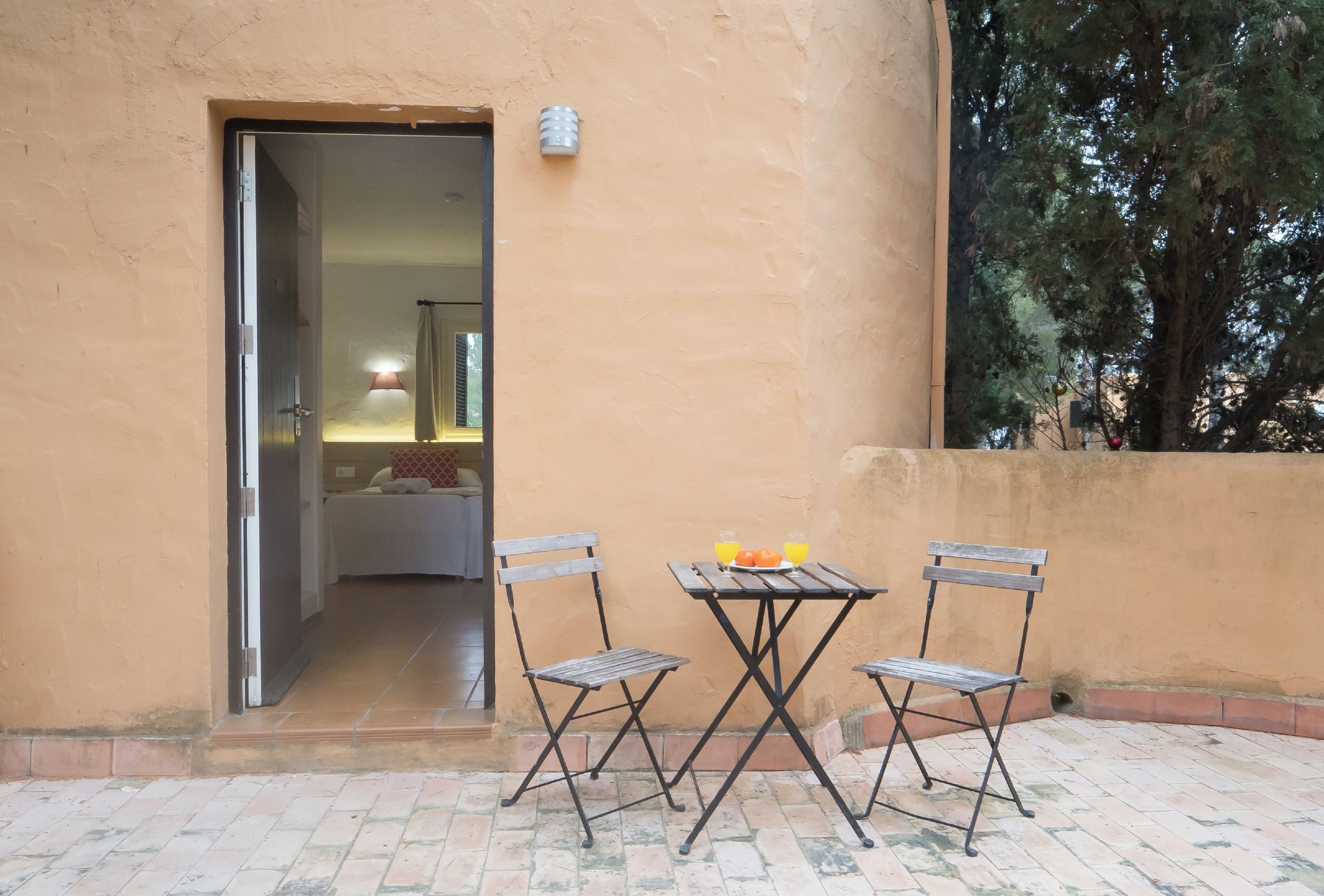 2 restaurantes; se sirve cocina local e internacional 