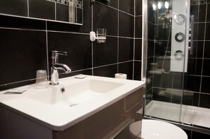 Standard Double Room | Bathroom | Free toiletries, hair dryer, towels - Hôtel Paradis (Marseille)