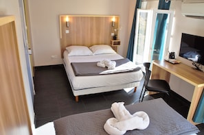 Minibar, caja de seguridad en la habitación y escritorio