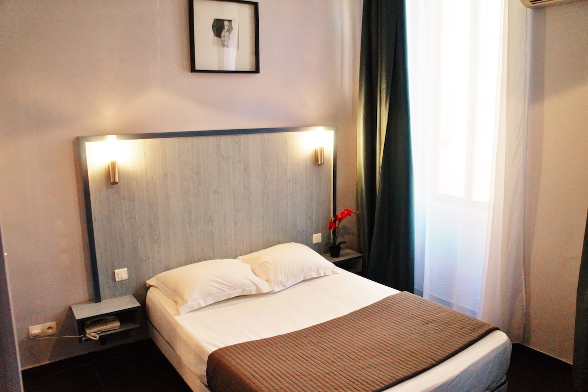 Standard Double Room | Minibar, in-room safe, desk, soundproofing