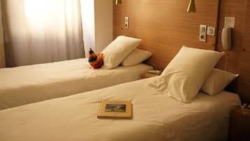 Kamar Twin, 2 Tempat Tidur Twin | Meja kerja, tirai kedap cahaya, kedap suara, dan setrika/meja setrika