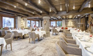 供應早餐、午餐和晚餐，國際料理